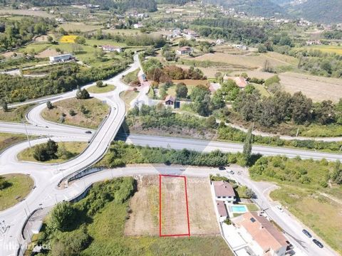 Plot of building land with 592 m2; Approved construction of a villa with implantation of 120 m2; With three floors, two above the threshold and one below; Construction area of 240 m2, being a fire, an annex with 47.2 m2 and 3 parking spaces; Excellen...