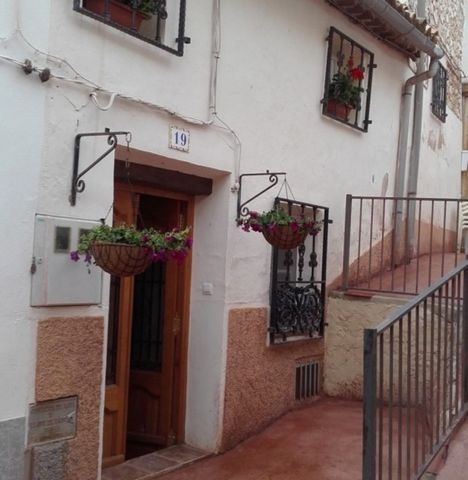 Village house on the edge of Teresa de Cofrentes which is fully reformed it is a very comforable house with autentic details still in placethere is a lounge with woodburner dining room light kitchen large bathroom and shower room downstairs 4 bedroom...