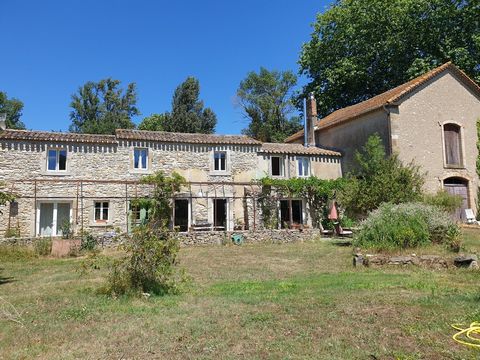 To the west of Carcassonne, this superb property enjoys a unique location! Bordered by a beautiful river, its irrigation is greatly facilitated and gives this set an idyllic charm. With a completely flat surface area of 6.39 ha, it is essentially com...