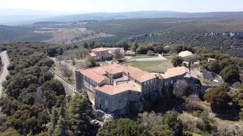 The Château de St Lambert was a stately residence erected in the seventeenth century, in Provençal Renaissance style. In a dominant position, close to the villages of Gordes and Roussillon, the Château offers 3300m2 of living space on 15 hectares of ...