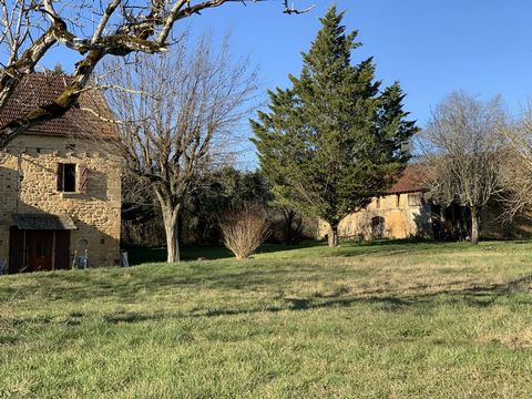 EXCLUSIVITY: This former XVIII and XIX farmhouse is located in the countryside in the town of Fajoles, 10 minutes from the center of GOURDON. It consists of an entrance hall leading to a kitchen area with an old fireplace open to the living room. Ups...