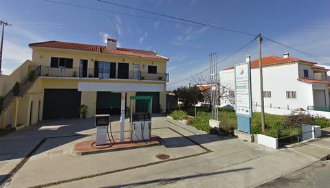 Service station, with pavilion, workshop and public place, in Glória do Ribatejo Front patio with 245m2, including gas station, which is currently closed, but with the possibility of reactivation of exploration permit with the CM of Salvaterra de Mag...