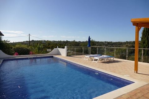Casa O Sonho es una villa confortablemente amueblada en hermosos jardines con magníficas vistas de las colinas circundantes. La terraza orientada al suroeste cuenta con una gran piscina de 10x5m y una terraza para tomar el sol igualmente espaciosa, u...