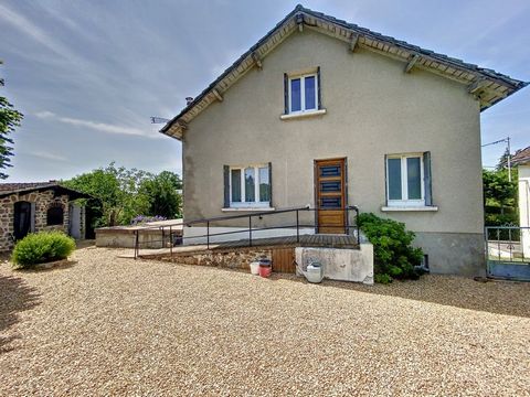 In a small quiet hamlet in Flavignac, Abithéa is pleased to present you exclusively this beautiful house on basement. In the immediate vicinity of the village on a plot of about 800 m2, this house is in good condition, we have on the ground floor a l...