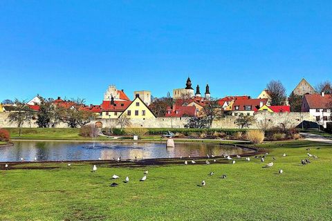 Welcome to live in a small charming house in wonderful Västergarn. With proximity to the sea and all the beauty that Gotland has to offer. The house is located on a plot that is shared with the homeowner and on the plot there is also a larger house t...