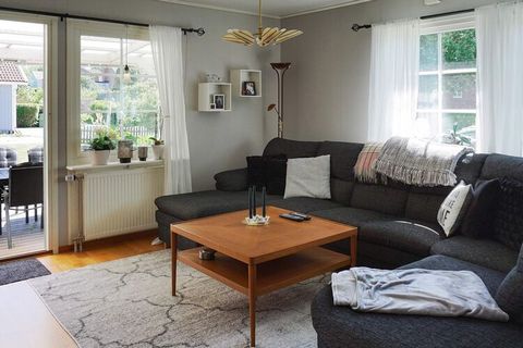 Nice villa in a child-friendly area in Sollentuna only a few hundred meters to the sea and lake! A perfect accommodation for you who value large social areas inside and out with a lovely garden and walking distance to swimming, service and everything...