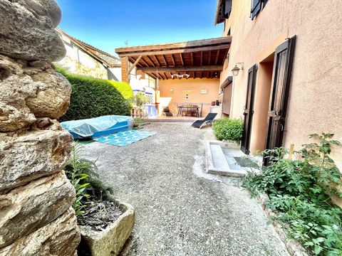 ABSOLUTE CHARM! Type 5 atypical village house with exterior. Just a few minutes from Saint Jean du Falga, come and discover this charming village house of more than 185 m² of living space with an outdoor summer kitchen, a large courtyard not overlook...