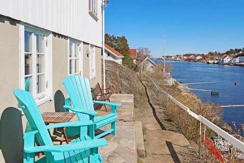 Dreaming of a holiday on a beautiful island? Now the dream can come true in a spacious, traditional skipper's house by the Norwegian coast. Located on Steinsøya in front of Gjeving, opposite Lyngør, the holiday home is located close to Norway's best-...