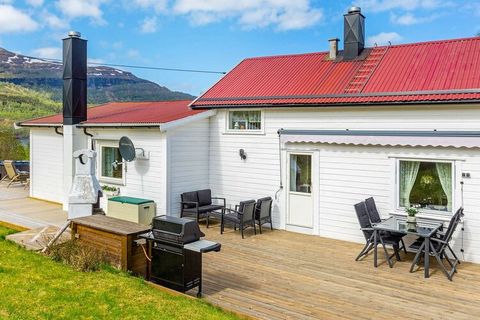 Ottimo luogo di villeggiatura in un ambiente splendido e indisturbato vicino al Sørfjord a sud di Bodø. La casa vacanze si trova su un terreno soleggiato e adatto ai bambini, con un'ampia terrazza con una splendida vista e una vasca idromassaggio all...