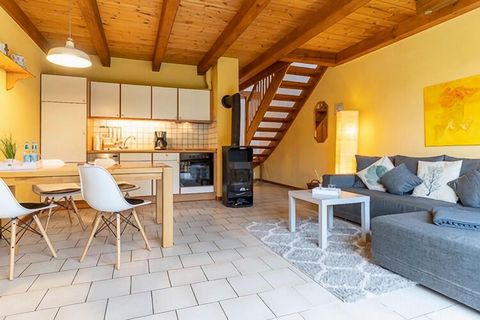 The Hohe Düne holiday apartment with an area of 65 square meters is located in the Liebheimelig country house and is suitable for 4 people. On the upper floor is the eat-in kitchen with access to the balcony and the shower room. A wooden staircase le...