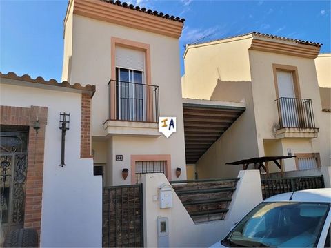 Dit mooie herenhuis met vier slaapkamers en drie badkamers is gelegen in de populaire urbanisatie in het hart van Mollina in de provincie Malaga in Andalusië, Spanje, met parkeergelegenheid op straat. Aan de voorzijde van het pand komt een gated inga...