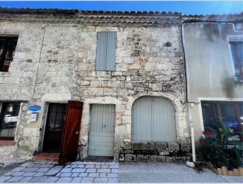 EXCLUSIVE TO BEAUX VILLAGES! Great potential for this house located in one of France's most beautiful villages, in need of complete renovation. The house has 3 levels and a garage. The total floor area is 205m². Price including agency fees : 46.000 €...