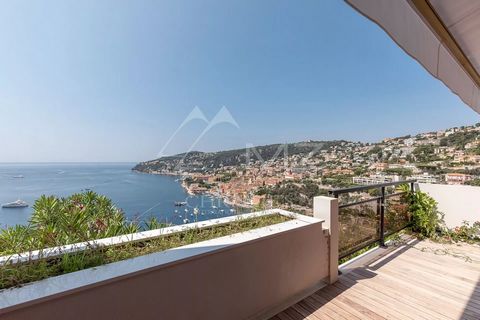 Benefiting from a privileged location facing the Rade de Villefranche, in a calm residence with caretaker and swimming pool, this large 4-room apartment of 111 sqm, completely renovated, offers an exceptional and magical view of the sea, the old town...