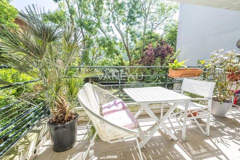 SAINT-CLOUD - Pasteur district In a luxury residence with gardens, the agency VANEAU offers this family apartment of about 109m ² including: an entrance, a double living room overlooking a terrace of 10m ² quiet on greenery, a fully fitted and equipp...