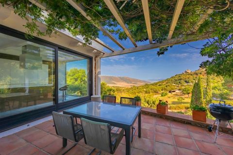 Beautiful Detached villa in Betis with breathtaking views of Tarifa, Morroco, and Natural Park. This house has three bedrooms, three bathrooms, a large living room, and a modern fitted kitchen. There is also a guest room outside the main house. The m...
