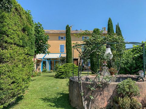 Drôme provençale, Out of sight, Maison de maître completely restored in 1991. It takes full advantage of its landscaped garden of 1200m2 enclosed by walls with swimming pool and pool house (shower room and toilet) and double garage. On 3 levels, livi...