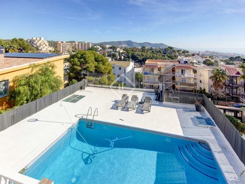 Spacious villa with stunning panoramic views of the beaches of Sitges and the charming town. Located in the upper area of Vallpineda, within a residential community offering amenities such as a supermarket, sports facilities, and 24-hour security. Th...
