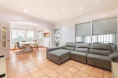 Lucas Fox presenta esta espaciosa casa independiente ubicada en el codiciado barrio de La Pineda en Castelldefels. Esta villa se asienta sobre una parcela de 862 m² en el apreciado barrio de La Pineda, Castelldefels y ofrece grandes posibilidades. La...