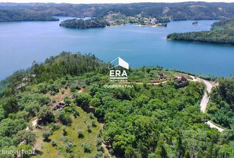 House for reconstruction with a magnificent view over the river, located in Vila de Rei with a land area of 2600 m2. The land is totally flat and has easy access to water through a dirt road, on the ground we can still find an olive grove. The stone ...