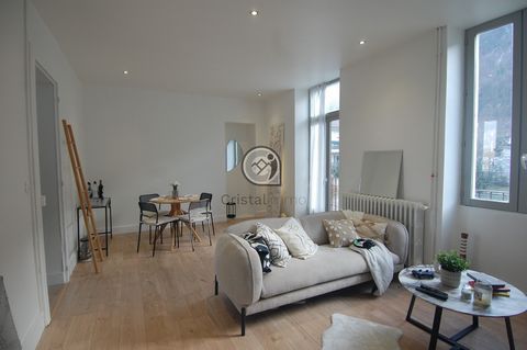 Cristalimmo offers you exclusively a T3 apartment of 57 m2 located in Villard-Bonnot. Completely renovated, this property includes a kitchen, a bright living room with outside access to a balcony facing South-East. Two functional bedrooms with both s...