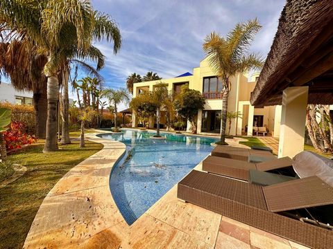 ¡OPORTUNIDAD! Villa única y exclusiva en Bahía Marbella, a 200 m de la playa. Ubicación inmejorable en recinto cerrado, junto a las mejores playas de la zona. Tiene un estilo andaluz, intemporal y elegante, y se distribuye tres plantas, incluido el s...