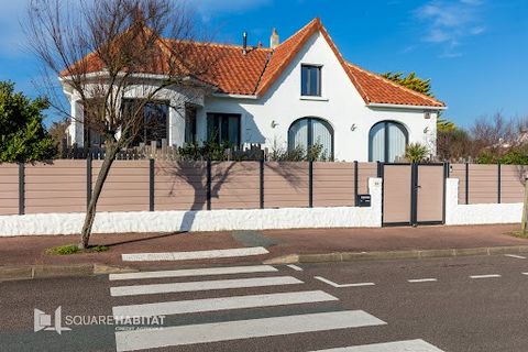 Square Habitat St Gilles Croix de Vie exclusively offers you this super villa of 147 m² in the Grande Plage area. -The beach and the embankment on foot in 2 minutes -Stamp of the 60s -Complete renovation in 2020 -Stunning Bow Window in the kitchen -R...
