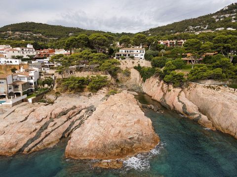 In one of the most exclusive areas of the Costa Brava, on the seafront, with direct access to a small cove, the port of Fornells and with privileged views of the sea, we find this magnificent Mediterranean style property. Distributed on three levels,...