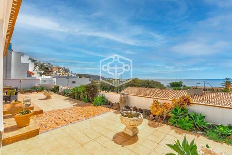 Wonderful detached bungalow, located next to Las Vistas Beach and Golden Mile, occupying the corner of a residence with swimming pool, with great ocean views. Situated on the second line of the sea, the house has direct access from the street to the ...