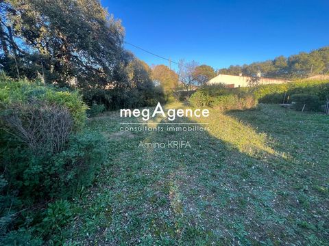 Rare product for sale! Come and discover this beautiful flat land of 476 m2 footprint 20%. Not serviced. Free manufacturer. Project for a R+1 house of approximately 140m² of living space consisting of 4 bedrooms. Beautiful exposure, residential area ...