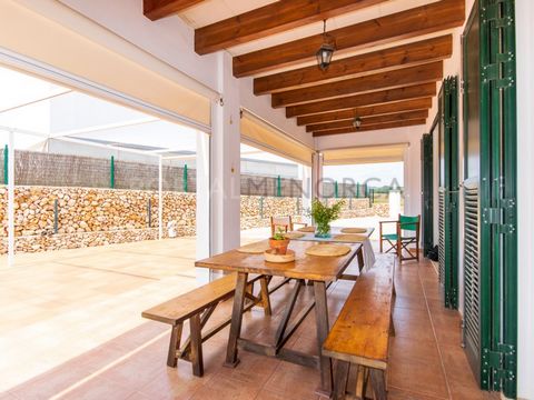 We offer you a detached, Menorcan style house surrounded by countryside and at the same time just 10 minutes walk from the charismatic popular town of Es Mercadal. This fabulous well built house of 218m2 is laid out over two floors and is distributed...