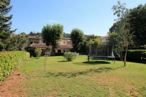 Private hotel of approximately 750 m2 benefits from remarkable volumes and a private garden of 1998 m2 with swimming pool. It offers many possibilities for creating a gîte or guest rooms. Ideal for several couples or a large family. Let yourself be c...