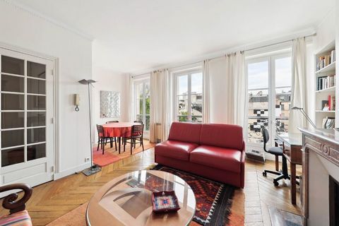 Located on Stravinsky Square, just a stone's throw away from the Centre Georges Pompidou, this typically Parisian apartment boasts an exceptional location. With a surface area of 73 m2, the apartment features two beautiful double bedrooms with storag...