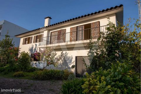 House from the 80's , with architecture of straight lines and in very good condition. Consisting of 2 floors, you can count on the upper floor with a living room, kitchen and 2 bedrooms all with good areas, from where you can enjoy from all rooms a w...