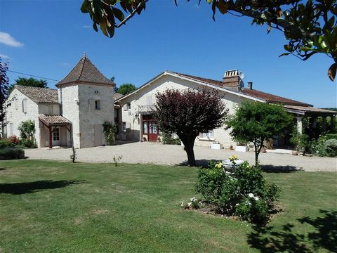 Peacefully located amongst vineyards and yet only a few minutes drive from the popular town of Duras with weekly market, shops and bar/restaurants, this 450m2 stone ensemble offers income-generating potential or is the perfect property for holidays w...