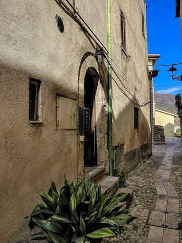 In the heart of Sant'Anatolia di Narco, a short distance from Spoleto, we offer for sale an apartment with independent entrance. This property includes a living room with fireplace, a kitchenette, a bedroom, a bathroom and a storage room on the first...