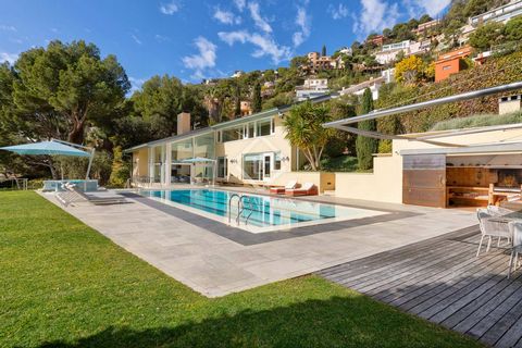 This spectacular villa is located in the quiet development of Ses Costes, in Aiguablava and enjoys sea views, thanks to its excellent south orientation. The town of Begur and the beach are less than 5 minutes by car from the property. The property is...