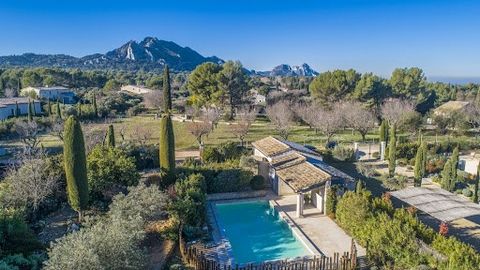 In Eygalières, just a few minutes' walk from the centre of the village, this house faces the Alpilles and offers superb views of the Calans. Swimming pool 10x6, double garage and workshop. This is a charming house, inviting you to enjoy the gentle pa...