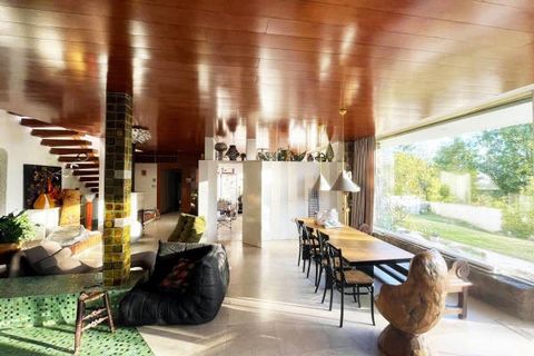 Set against the rock, this spectacular house with its modernist lines was built into the side of a cliff, high above the sumptuous landscape of the Monts du Lyonnais. Set in 4,000 m² of wooded grounds, it offers 240 m² of living space over four floor...