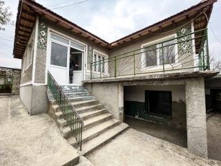 Price: €39.990,00 District: Varna Category: House Area: 145 sq.m. Plot Size: 850 sq.m. Bedrooms: 2 Bathrooms: 1 Location: Seaside 2-bed house and garage near Varna and the beach We are pleased to offer you this renovated house located in a well organ...