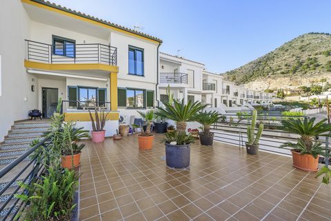 Welcome to this nicely renovated townhouse in the prestigious area of La Capellanía, Benalmádena. Superb location, between La Reserva del Higuerón and Benalmádena Pueblo, with easy access to main roads and amenities such as supermarket, shops, pharma...