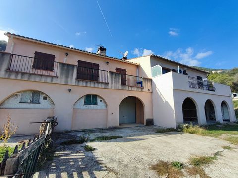 - land unit - In the commune of coaraze lot of 2 semi-detached houses on a plot of 1800 m2. The land is composed of beautiful boards. Quiet, the houses are as follows: HOUSE 1: 4 rooms of about 90m2 on one level. Independent kitchen, 3 bedrooms, bath...