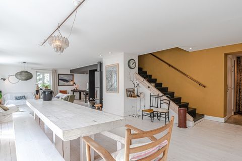 Just a few minutes from the village center of Les Houches, in the Griaz area, come and discover this spacious apartment on the top floor of a small condominium. With a total surface area of 191 m2, this atypical duplex will surprise you with its spac...