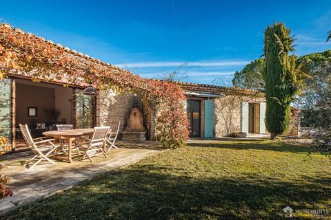 In the heart of the high places of the Luberon, this house located on a plot of 1706 m2, is ideally located in a quiet and residential area of the Gordes countryside. Located 10 minutes by car from the center of this famous hilltop village and the pl...