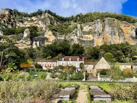 Under the gaze of the Les Jardins Marquessayac on the edge of La Roque Gageac (certified one of the Most Beautiful Villages in France). This property offers 235m² of comfortable living space, decorated to a high standard, overlooking the 9x4m swimmin...