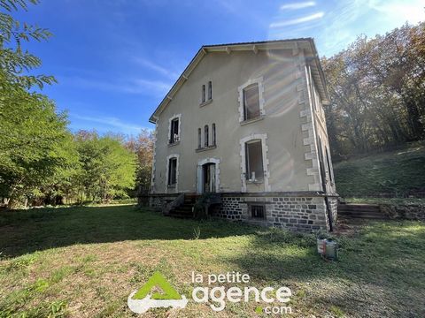 Are you planning to launch an association or invest in seasonal rentals with Airbnb cottages? Come and discover this property of character dating from the 1920s to be rehabilitated in its entirety in the heart of the town of Éguzon-Chantôme and the w...