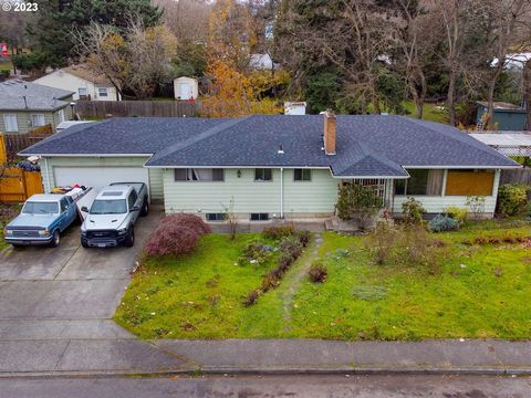 Great Ranch Style near a park, public transportation, and bike/walk path. Shopping and easy access to I-205. SOLD AS IS. This home has tons of potential. Three bedrooms and two bathrooms. Four more bedrooms and one full bathroom with a family room an...