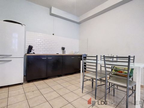 Historic center of Perpignan, a stone's throw from the Faculty of Law and a 5-minute walk from the Place République, this 66m2 apartment is on the first floor of a small condominium. It is composed as follows: an entrance hall with cupboard, a kitche...