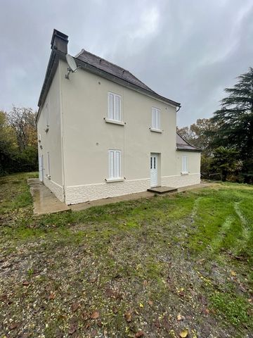 12 minutes from Bergerac, in a quiet area, we offer you this house of 132m2 on a plot of 5347m2 partly wooded. On the ground floor, it consists of an entrance hall, a living room with fireplace, a kitchen that can be opened onto the living space, a l...