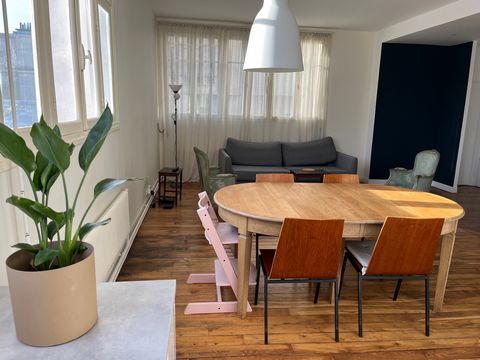 Spacious renovated 90 m2 flat overlooking roofs in the heart of Marais, 19th century typical Marais building with inner cobblestone courtyard, Musée Picasso at 100m, Metro (line 8) at 50m, High-end art galleries and Fashion shops a stone's throw away...
