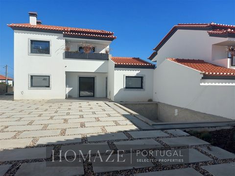 3+1 bedroom villa located in Ribamar, Lourinhã. With superior quality materials and unique details. On the ground floor there is a living room with generous areas, a large kitchen with space for a dining area and access to a multipurpose room with 17...